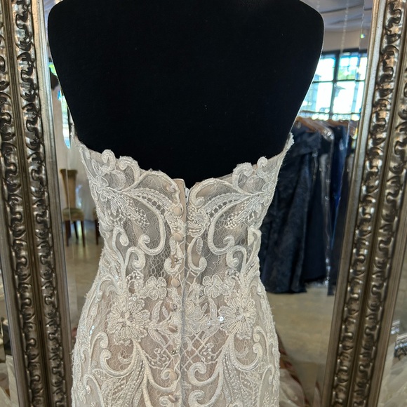 Sample Allure Bridal Gown Style 9560, Fit N Flare - Picture 4 of 7